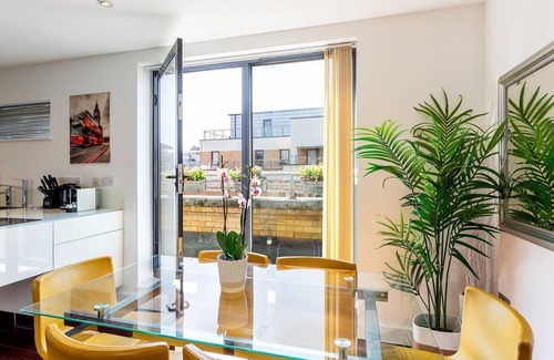 Tower Hill Apartment | Modern Tower Hill Penthouse