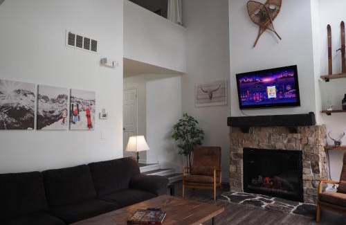 The Blue Mountains House | Modern Town at Wintergreen 2min walk to Village Sauna