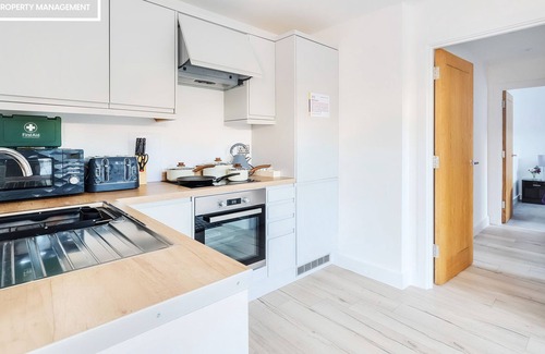 Basingstoke Apartment | Modern Town Center Apartment | FREE PARKING