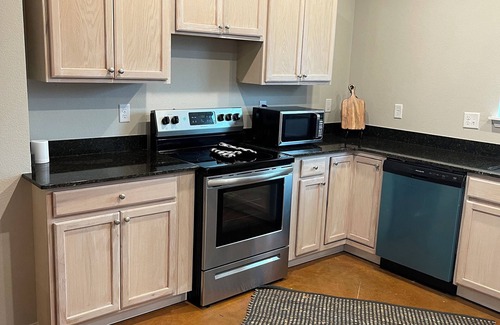 Prairie Grove House | Modern townhome 10.1 miles from Razorback Stadium