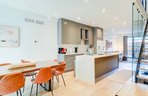 Olde Kensington House | Modern Townhome 15 | Free Park | Hosted Stay Rafa