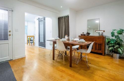 Christie Pits House | Modern Townhome 3BR-Double Bed Near Christie Pits Park