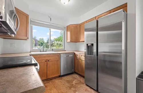 Ken Caryl House | Modern TownHome-Away-From-Home with Garage, Pool