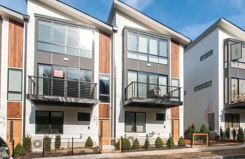North Nashville House | Modern Townhome, Large Game Room with Ping Pong, 10min to Downtown! Sleeps 10!