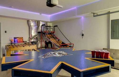 North Nashville House | Modern Townhome, Large Game Room with Ping Pong, 10min to Downtown! Sleeps 10!