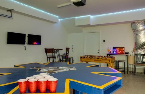 North Nashville House | Modern Townhome, Large Game Room with Ping Pong, 10min to Downtown! Sleeps 10!