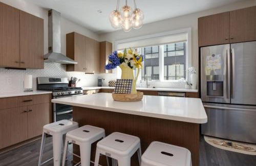 North Nashville House | Modern Townhome, Large Game Room with Ping Pong, 10min to Downtown! Sleeps 10!