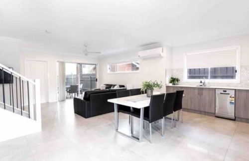 Wagga Wagga Apartment | Modern townhome located in inner city Wagga!