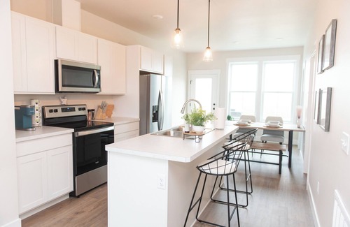 Billings House | Modern townhome minutes from Billings' best shopping, family friendly community!