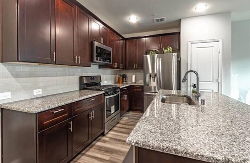 Farmers Branch House | Modern Townhome with patio - New Construction
