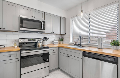 South Arlington House | Modern Townhome w/Deck and Fast Wifi 7 min from AT&T Stadium