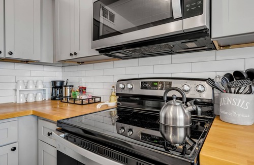 South Arlington House | Modern Townhome w/Deck and Fast Wifi 7 min from AT&T Stadium
