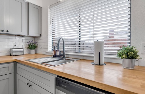 South Arlington House | Modern Townhome w/Deck and Fast Wifi 7 min from AT&T Stadium