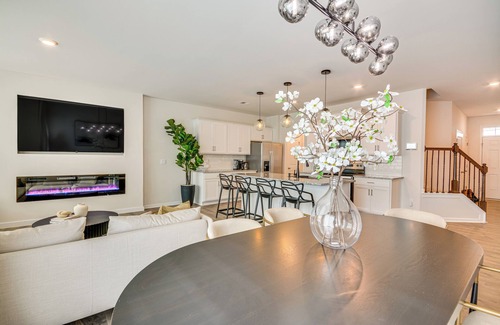 Kernersville House | Modern Townhome w/Private Yard in Kernersville!