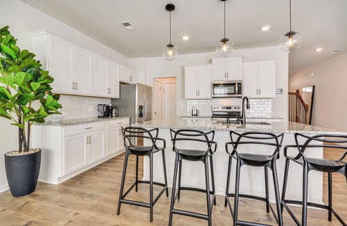 Kernersville House | Modern Townhome w/Private Yard in Kernersville!