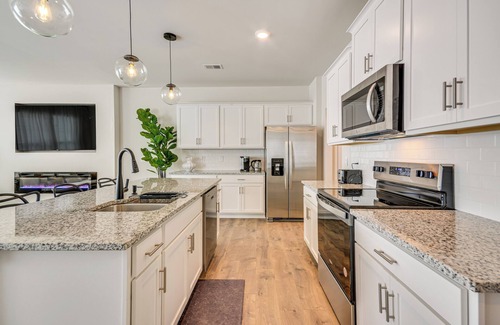 Kernersville House | Modern Townhome w/Private Yard in Kernersville!