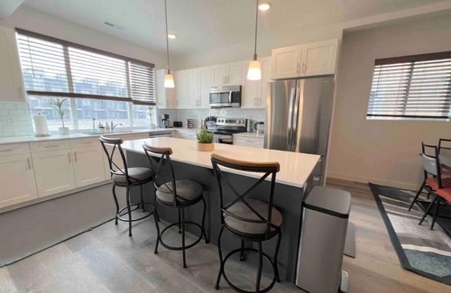 West Valley City House | Modern Townhouse w/All Kings and Private Rooftop
