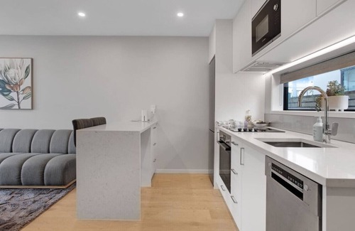 Papatoetoe House | Modern Townhouse close to Airport and Hospital