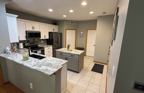 West Des Moines House | Modern Townhouse Near Jordan Creek & Topgolf ~ Spacious 2-Story Retreat