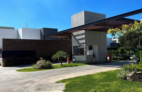 Merida Municipality House | Modern Townhouse- 10 min to downtown and 15 to the north side.