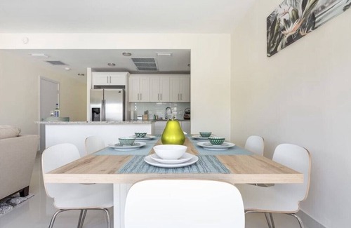 Naranja House | Modern Townhouse 3 bedrooms & BBQ! Between Miami & The Keys