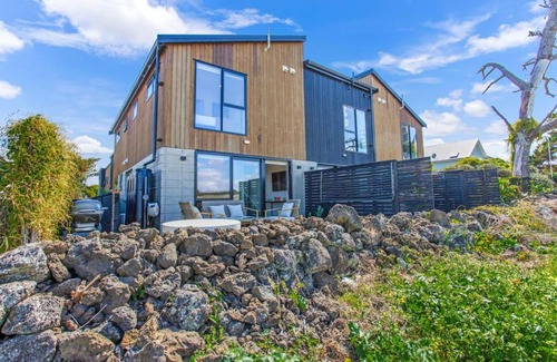 Mangere Bridge House | Modern Townhouse by Mangere Mountain near Airport