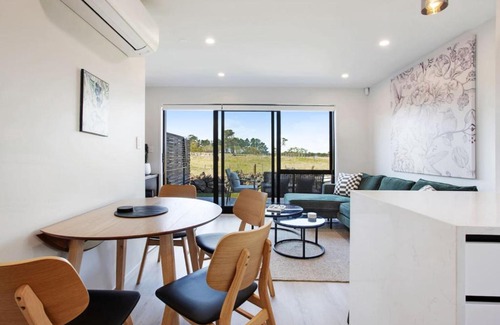 Mangere Bridge House | Modern Townhouse by Mangere Mountain near Airport
