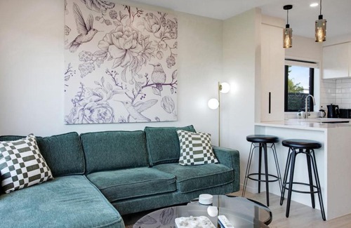 Mangere Bridge House | Modern Townhouse by Mangere Mountain near Airport