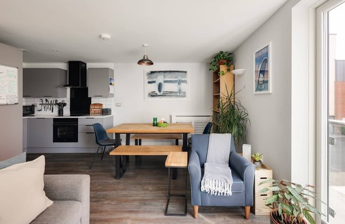 Southville House | Modern Townhouse - Parking, EV Charger & Balcony