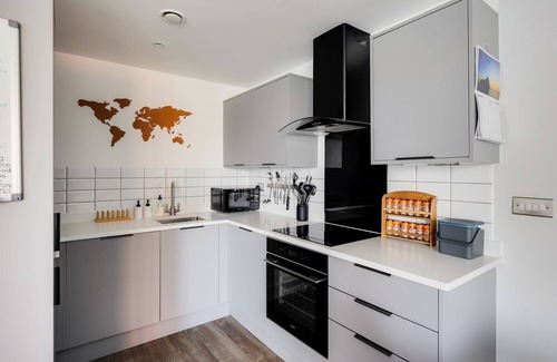 Southville House | Modern Townhouse - Parking, EV Charger & Balcony