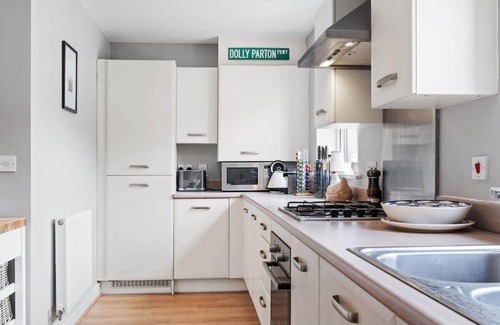 Mabe House | Modern Townhouse in Penryn with Private Parking