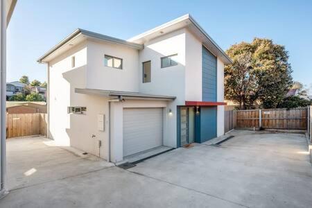 Blackmans Bay House | Modern Townhouse in the Bay 500m to beach
