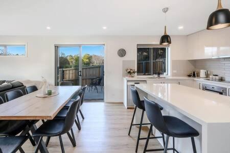 Blackmans Bay House | Modern Townhouse in the Bay 500m to beach