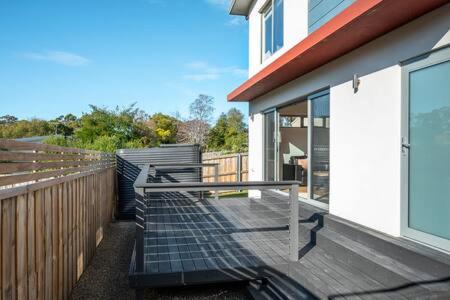 Blackmans Bay House | Modern Townhouse in the Bay 500m to beach