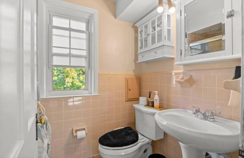 Dearborn House | Modern Townhouse Near Everything Shopping Center