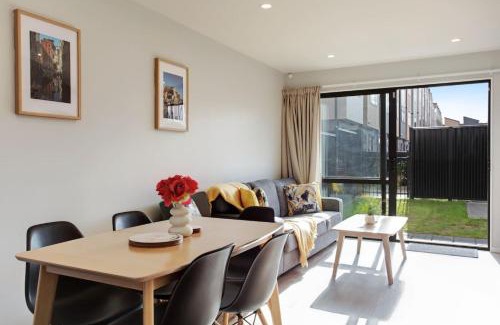 Auckland House | Modern Townhouse near Mount Mangere and Airport