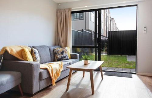 Auckland House | Modern Townhouse near Mount Mangere and Airport