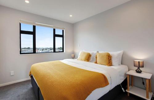 Auckland House | Modern Townhouse near Mount Mangere and Airport