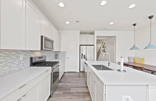 Millville House | Modern Townhouse w/Pool Gym & Tennis, Near Beach