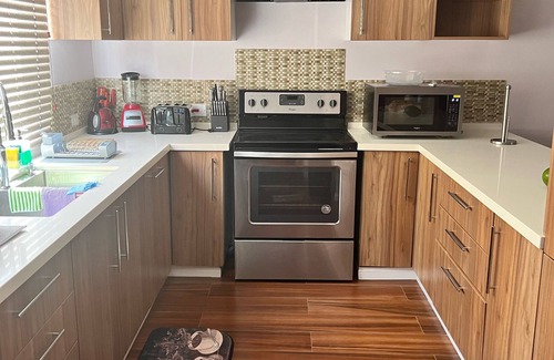 Mt. Pleasant House | Modern townhouse w/pool located 5 mins from beach!