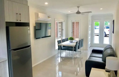 Wagga Wagga Apartment | Modern townhouse with private courtyard located in the CBD.