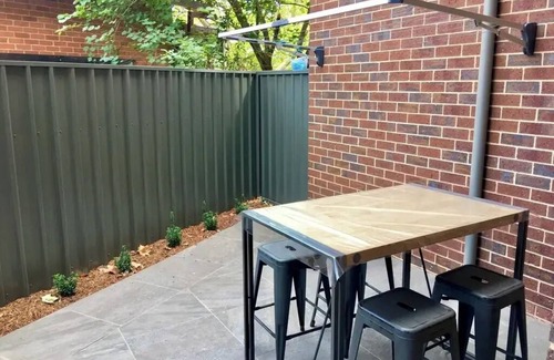 Wagga Wagga Apartment | Modern townhouse with private courtyard located in the CBD.