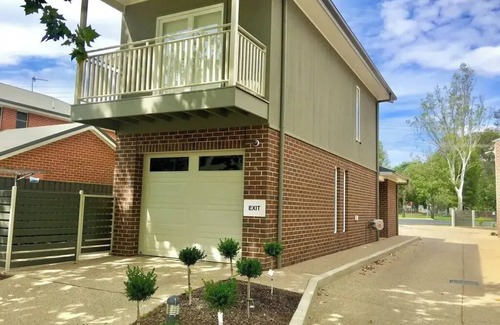 Wagga Wagga Apartment | Modern townhouse with private courtyard located in the CBD.