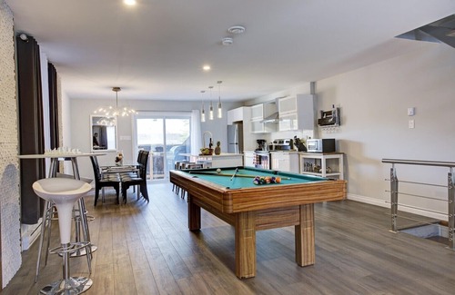 Cote-Saint-Paul House | Modern Townhouse with Rooftop Deck close to Downtown