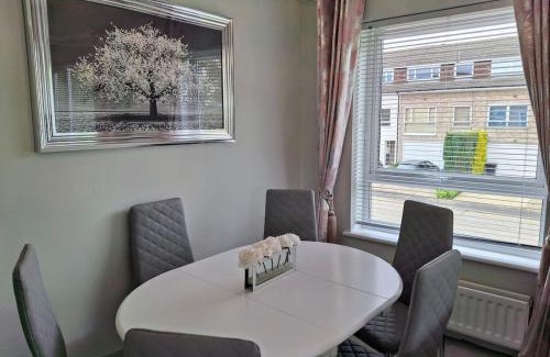 Ingatestone House | Modern townhouse with easy access to London