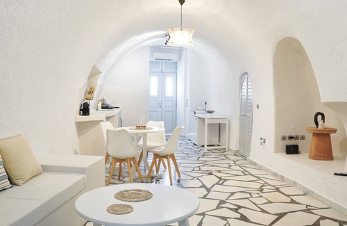 Santorini Apartment | Modern Traditional Cave Villa, Close to Fira, Port and Airport!
