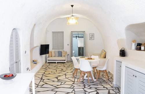 Santorini Apartment | Modern Traditional Cave Villa, Close to Fira, Port and Airport!