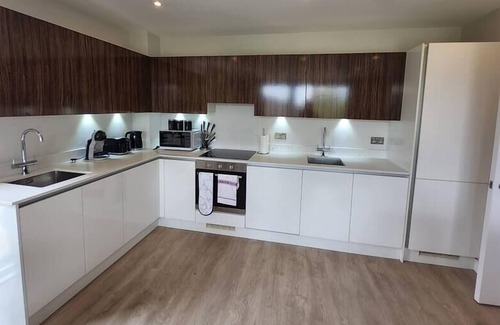 Springfield Condo | Modern Tranquility: Chic 2BR Flat, Mins from Park