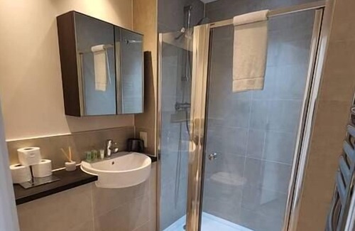 Springfield Condo | Modern Tranquility: Chic 2BR Flat, Mins from Park