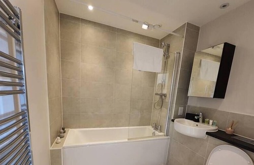 Springfield Condo | Modern Tranquility: Chic 2BR Flat, Mins from Park